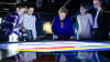 Skoleelevene Sebastian Lien og Ylva Sayuri Tinholt (begge 13 år) fra Bærum spiller kahoot med statsminister Erna Solberg under åpningen av restauranten og vitensenteret The Salmon på Tjuvholmen i Oslo onsdag. Initiativtaker Aino Olaisen og NMBU-rektor Mari Sundli Tveit er også til stede.
