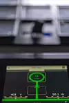 Lokal operasjon, med et digitalt grensesnitt. Analoge visere og brytere i bakgrunnen.