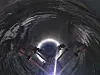 Glassfiberen blir helt hard etter å ha blitt belyst med UV-lamper på lystoget som trekkes gjennom den oppblåste strømpen.