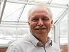 Forskningsleder Nils-Olav Skeie ved Høgskolen i Sørøst-Norge mener at med selvlærende systemer kan man selv i eldre hus redusere energibruken med opp mot 40 prosent. Foto: Bernt Lie