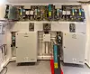 DC-veggen i Kongsberg Energy Lab. Glassveggen tillater fri sikt men begrenser adgang til DC-veggen.