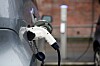 Den danske sikkerhetsstyrelsen advarer folk mot å lade bilen fra stikkontakten hjemme.