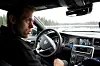 Astazero-testsjåfør Henrik Pettersson demonstrerer høyhastighetsområdet bak rattet på en Volvo V60 Polstar som han for øvrig var med på å utvikle i sin forrige jobb.
