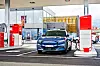 En elbil fra Ford lader på en hurtiglader i Kongsberg. En slik bil vil bli billigere om den leveres før nyttår.
