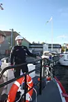 Brannkanonen kan fjernstyres inne fra styrehuset. Det kan pumpe ut 4.000 liter vann i minuttet. Fartøyet kan ligge nær land og la brannmannskaper koble seg på vannpumpen om bord for å gi ekstravann til brannslukking nær land.