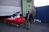 Björn Henriksson tar i et tak og drar en Rescuerunner bort til Idar Ulstein, der den skal stå på akterdekk.