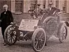 Thomas Edison viser fram en av elbilene som skulle testes med et av de nye batteriene han utviklet. Foto: TUs digitale arkiv
