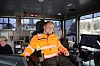 Båtfører Odin Kjønaas kan operere Pelikan 2 helt alene, men har som regel med seg en kollega. Havneinspektør Rolf M. Hansen til venstre.