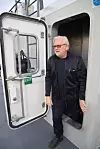 Havneinspektør Rolf M. Hansen på vei opp fra ett av de to katamaranskrogene. Under dekk er det god plass til å inspisere motorer, transformator, tanker og annet utstyr.