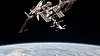 Den internasjonale romstasjonen (ISS) må foreta manøvre for å unngå kollisjon med romskrot.