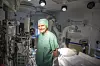 Innovativ: Leder Erik Fosse ved intervensjonssenteret fikk nylig Universitetet i Oslo sin innovasjonspris. Her står han i en av de svært avanserte operasjonsstuene.