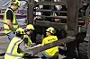 Ansatte fra Bergene Holm sin IT og digitaliseringsavdeling som undersøker de nye RFID-sensorene truckene er utstyrt med som del av Rett Lager-prosjektet. Foto: Finn Erik Bjornstad