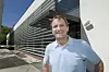 MARGIN: Prosjektleder Erik Sunde ved inngangen til det nye stråleterapibygget. Byggingen er skjedd med god margin til kostnadsrammen på ca. 500 mill. kroner for bygget med utstyr.FOTO: KNUT STRØM
