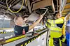Jarle Indrelid har brukt mye tid på å lære opp elektrikerne i hvordan de skal bygge om T-banevognene. Her sammen med elektriker Rames.