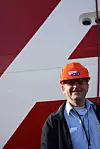 Børge Nakken, sjef for prosjektavdelingen i Farstad Shipping, foran Far Samson.