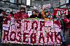 Da Rosebank-rettssaken startet i november, demonstrerte klimaaktivister fra Uplift og Greenpeace i Storbritannia utenfor domstolen i Edinburgh. Nå slår dommen fast at Rosebank-feltets godkjenning er ulovlig.
