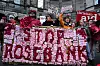 Da Rosebank-rettssaken startet i november, demonstrerte klimaaktivister fra Uplift og Greenpeace i Storbritannia utenfor domstolen i Edinburgh. Nå slår dommen fast at Rosebank-feltets godkjenning er ulovlig.