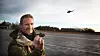 Forsvaret er ikke veldig lystne på å røpe altfor mye om hvordan Black Hornet skal brukes i felt.To helikoptre med vidt forskjellig størrelse: Black Hornet og Bell 412.