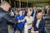 En rekke samfunnstopper var til stede under åpningen av Morrows fabrikk tidligere i sommer. Her hilser Lars Christian Bacher på LO-sjef Peggy Hessen Følsvik, som hadde Høyre-leder Erna Solberg og NHO-sjef Ole Erik Almlid på hver sin side. Foto: Arash A. Nejad
