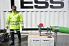 Innovasjonsdirektør Jan Dyre-Hansen demonstrerer hvor effektiv og rask vaskestasjonen rengjør fôrslangen. Foto: ARNE BRAADLAND