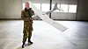 Anders Lie, sjef for UAS-seksjonen i Luftoperativt inspektorat, med en RQ-20A Puma i dronehangaren på Rygge.