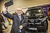 Tid for selfie for komitéleder Bård Hoksrud (FrP). Merk at Volkswagens testmodell har tyske skilter. Ruters versjon kan nok se litt annerledes ut Foto: Arash A. Nejad