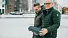 Trond Spande (til venstre) og Magnar Aske med snøsensoren som nå skal piloteres.