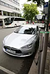 Hydrogenproduksjon fra vind kan dermed bidra til at vindressurser i avsidesliggende strøk i langt større grad kan utnyttes.El og hydrogen: En Tesla modell S klarer opptil 40 mil på en full lading av batteriet på 85 kWh.