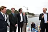 Daglig leder i Sway, Michal Forland (f.v.), oppfinneren Eystein Borgen og Jon Erik Borgen fra Inocean lytter til Trond Giskes åpningstale - med Sway-turbinen i bakgrunnen.