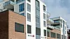 Det er de utkragede balkongene på denne gården i Stjørdal striden har stått om. Underveis ble det også oppdaget monteringsfeil på fasadene. Foto: Solem arkitektur