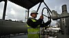 En Nord Stream pipeline-operatør står på en plattform og ser ut over rengjøringsanlegget før åpningsseremonien til den andre gassledningen i Portovaya-bukta, rundt 60 kilometer fra byen Vybord i nordvest-Russland. Bildet er fra 8. oktober 2018,