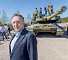 Forsvarsminister Tore O. Sandvik foran en Leopard 2A8 NO-stridsvogn på Rena i slutten av april. Foto: Arash A. Nejad