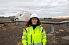 Angeliki Kapatza er spesialist på geotermisk energi i Carbfix. Fanget CO2 går i rør fra DAC-anlegget i bakgrunnen til en av flere injeksjonsbrønner som selskapet Carbfix har etablert. Her blandes gassen med vann slik at den som «kullsyre» sendes 2000 meter ned i basalt undergrunn og mineraliseres. Foto: Tormod Haugstad
