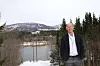 Krysningspunktet: Her står utbyggingsdirektør Espen Almlid i Nye veier på vestsiden av det omsøkte krysningspunktet for bru over Lågen 2,8 km nord for dagens E6-bru. Her skal motorveien sørfra komme ut av en tunnel, før den forsetter nordover til venstre for gården på motsatt bredde. Flest mulig av de mange luftspennene her er planlagt lagt inn i brukroppen. Foto: Mona Strande