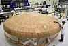 Orions varmeskjold består av 186 blokker med Avocat som er limt fast til kapselens titanstruktur. Foto: Isaac Watson/Nasa