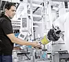 Festo i Scharnhausen i Baden Würtemberg med sin første robot som fungerer tett sammen med mennesker, uten bur rundt. Den går langsommere når man kommer for nær, til slutt stanser den.