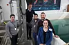 Ved testbassenget: Her er prosjektteamet bak Omnirise minibooster: Fra venstre: Marius Kruse Aas, Alexander Fuglesang, Thomas Navjord, Knut Oppenhagen sammen med Lauren Brooks fra National Oilwell Varco. Foto: Tormod Haugstad