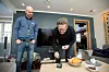 Trykk, trykk: Terje Tranaas trykker seg fremover i appen mens Erik Hatling følger med. Tranaas legger ikke skjul på at han elsker ny teknologi. Foto: Havard Zeiner