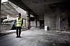 USIKKER: En usikker Rigmor Aasrud på befaring i det utbombete regjeringskvartalet. Nå utsetter hun avgjørelsen om hva som skal skje.
