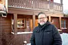 Solceller neste: Terje Tranaas i Namsos har nettopp gjort huset sitt i bakgrunnen mer smart med ny energistyring. Nå blir det kanskje solceller. Tegningene for hvordan panelene kan integreres på torvtaket er allerede klare. Foto: Havard Zeiner