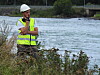 Havariinspektør Per Olav Hetland ved Lågen ved Tretten bru. Foto: Statens havarikommisjon