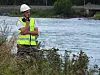 Havariinspektør Per Olav Hetland ved Lågen ved Tretten bru. Foto: Statens havarikommisjon