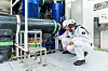 DNV GL-inspektører undersøker installasjon av scrubberanlegg. Det skal sikre at skipet ikke har over 0,5 prosent svovelutslipp. Foto: DNV GL