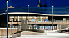 Trekledningen, de store glassflatene og det bølgende taksløret gjør at nye Jordal Amfi minner lite om en tradisjonell hockeyhall.