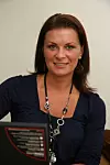 LYSER OPP: Siri Skøien kan snart bidra til at veiene blir klart opplyst utelukkende der det er behov for lys. Det vil spare strøm for millioner.
