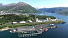 Lakseslakteri med ventemerder. DRI-verkets reduksjonstårn er 137 meter høyt.