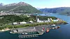 Lakseslakteri med ventemerder. DRI-verkets reduksjonstårn er 137 meter høyt.