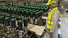 Når ølet på Carlsberg-bryggeriet i Frederica skal blandes til de riktige øltyper, går det gjennom kryssfeltet på bildet. Ventilene som leverandøren Hydracts administrerende direktør Peter Espersen står ved siden av, sikrer at de riktige lagertankene åpnes. Inntil videre har Hydract skiftet ut 600 av bryggeriets ca 7000 ventiler. Det grønne lyset viser at ventilene fungerer som de skal.