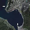 Flyplassen er merket med pilen øverst og plassering av LNG-terminal ved pilen nederst. Dersom det bygges LNG-anlegg eller annen industri med behov for gass, vil det legges en rørledning på havbunnen. Foto: Google