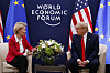EU-kommisjonen har de siste årene skaffet seg kraftfulle verktøy for å motstå økonomisk tvang. Men EU-kommisjonens president Ursula von der Leyen signaliserte at hun først vil forsøke å snakke USAs president til fornuft. Her fra da de møttes i Davos i 2020.